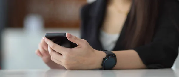 Close Weergave Van Vrouwelijke Handen Met Behulp Van Smartphone Tafel — Stockfoto