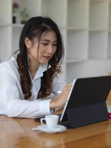 カフェでコーヒーカップと木製テーブルの上にデジタルタブレットを使用して女性の肖像画 — ストック写真