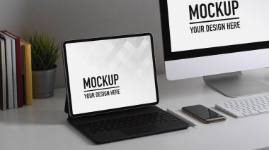 Ofis odasında dijital tablet, bilgisayar ve akıllı telefon ile bilgisayar tablosunun kırpılmış görüntüsü