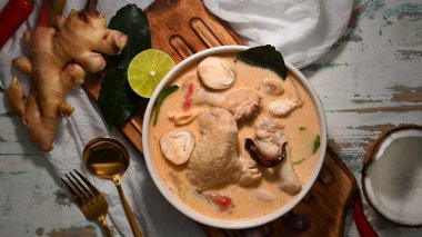 Tom Kha Gai 'nin üst görüntüsü, hindistan cevizi sütlü tavuk çorbası, Tayland geleneksel malzemeleri. 