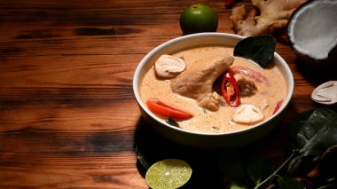 Geleneksel Tayland yemeklerine yakından bak, Tom Kha Gai, hindistan cevizi sütü çorbası ve tavuklu ahşap masa.