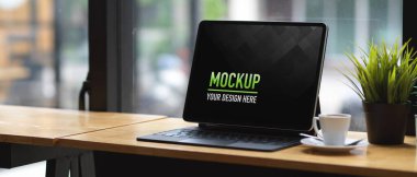 Tablet, klavye, kahve fincanı ve saksı ile taşınabilir çalışma alanı kırpma yolu içerir