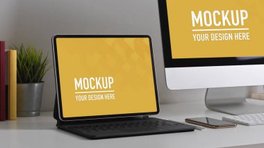 Tablet, bilgisayar ve malzemelerle ofis masasının yan görünümü, kırpma yolunu içerir