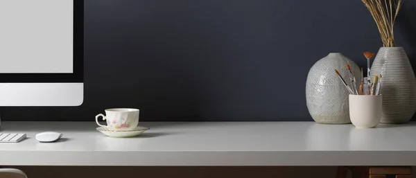 Vista Cerca Mesa Computadora Con Taza Café Espacio Copia Decoraciones — Foto de Stock