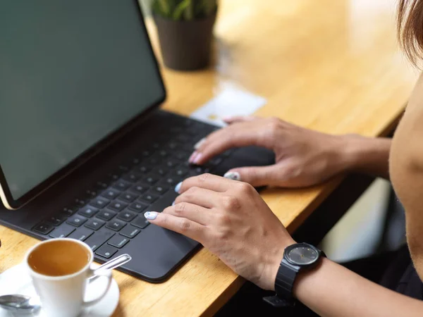 Seitenansicht Weiblicher Hände Beim Tippen Auf Der Tablet Tastatur Während — Stockfoto