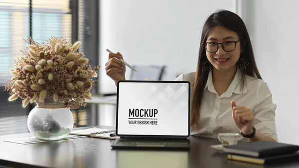 Porträt Einer Büroangestellten Die Mit Laptop Bildschirm Präsentiert Wird — Stockfoto