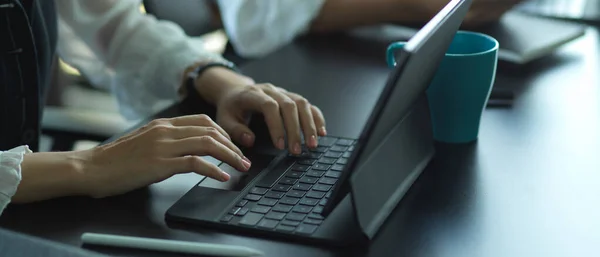 Sidovy Kvinnliga Händer Skriva Digitala Surfplatta Tangentbord Mötesbordet — Stockfoto