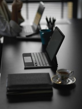 Tablet ve ofis malzemeleriyle modern çalışma alanını kapatın.