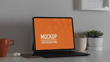 Ofis malzemeleri ve kırpma yolu ile boş ekran tableti ile rahat çalışma alanı kırpma görüntüsü