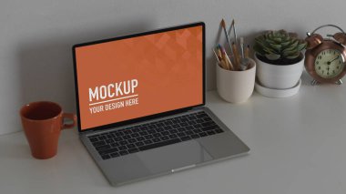 Çalışma alanındaki ofis malzemeleriyle dizüstü bilgisayarın yakın görüntüsü