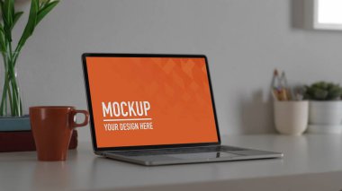 Çalışma alanındaki ofis malzemeleriyle dizüstü bilgisayarın yakın görüntüsü