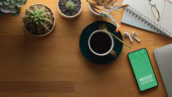 Bovenaanzicht Van Houten Tafel Met Smartphone Zijn Onder Andere Knippad — Stockfoto