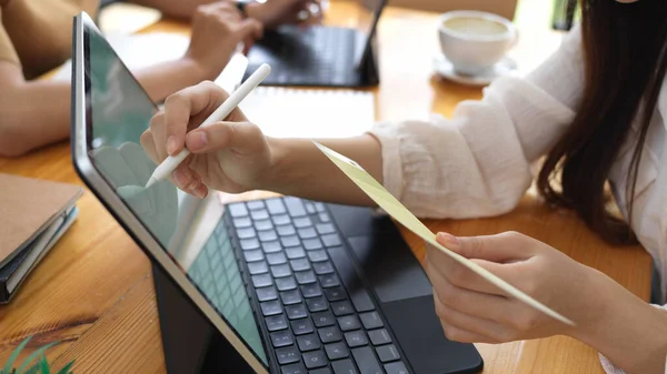 Schnappschuss Einer Jungen Büroangestellten Die Auf Einem Tablet Schreibt Während — Stockfoto