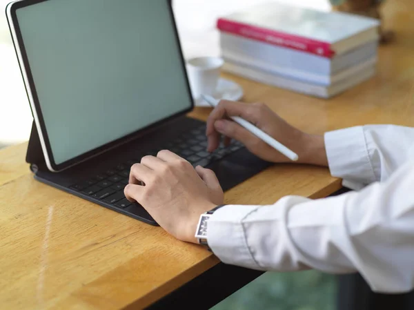 Recorte Joven Trabajadora Oficina Escribiendo Teclado Tableta Sala Oficina — Foto de Stock