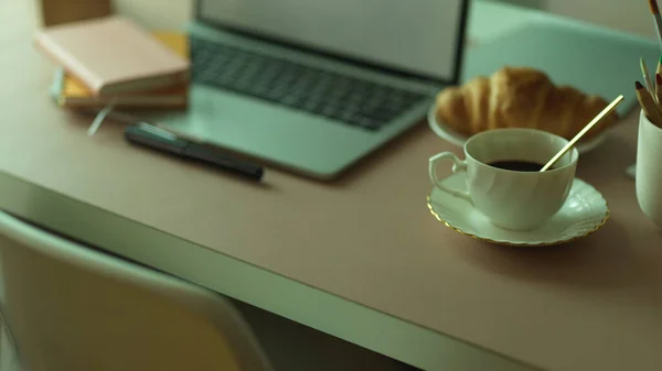 Vista Perto Refeição Café Manhã Com Xícara Café Croissant Espaço — Fotografia de Stock