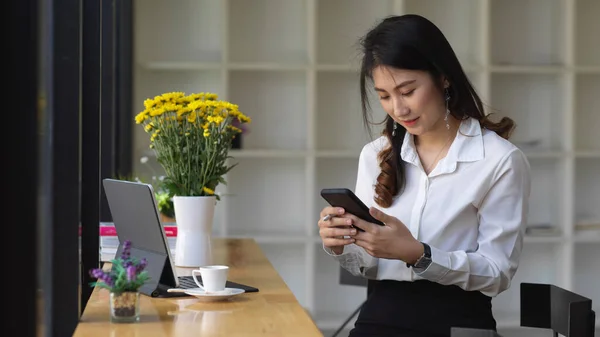 Ritratto Donna Che Utilizza Smartphone Mentre Seduta Caffè Con Tablet — Foto Stock