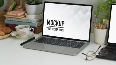 Dizüstü bilgisayar, tablet, malzeme ve dekorasyonla çalışabilir görüntüler kırpma yolunu içerir