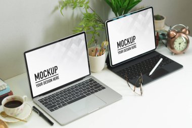 Dizüstü bilgisayar, tablet, süsleme ve kahve fincanı, kırpma yolu...