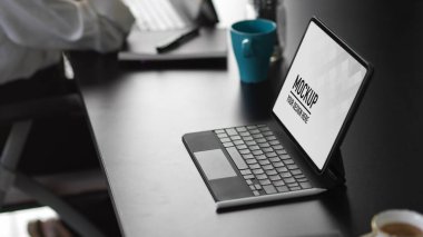 Modern ofis odasının, ofis malzemeleriyle dolu boş ekran tabletinin görüntüsü. 