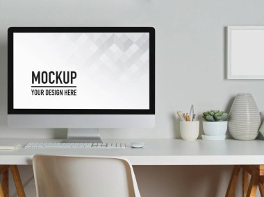 Masaüstü bilgisayarının ofis malzemeleri ve dekorasyonuyla yakın plan görüntüsü 