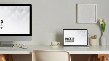 Bilgisayarla, dizüstü bilgisayarla, dekorasyonlarla ve ev ofisindeki kopyalama alanı ile çalışabilir görünümü kapat, kırpma yolu