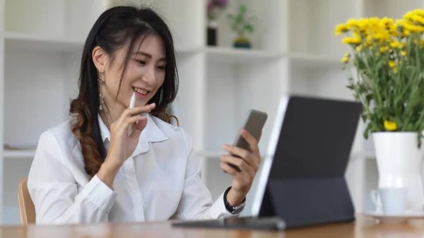 Vista Laterale Della Lavoratrice Che Tiene Smartphone Mentre Lavora Ufficio — Foto Stock