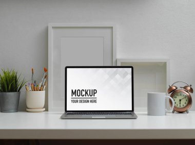 Ev ofisinin iç tasarımı, dizüstü bilgisayarı, boya fırçaları ve dekorasyonları, kırpma yolunu kapat