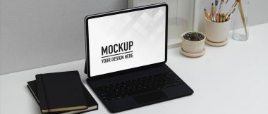 Tablet, klavye, defterler, dekorasyonlar ve kopyalama alanı ile çalışma görünümünü kapat, kırpma yolu