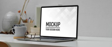 Bilgisayarlı çalışma alanının yan görünümü, dekorasyonlar ve beyaz masadaki kopyalama alanı, kırpma yolunu içerir