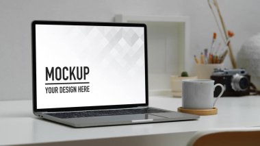 Bilgisayarlı çalışma alanının yan görünümü, dekorasyonlar ve beyaz masadaki kopyalama alanı, kırpma yolunu içerir