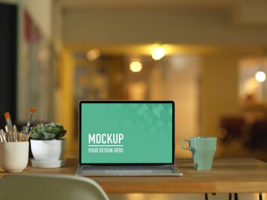 Bilgisayarla, kupayla, fırçayla, boya fırçalarıyla ve ev ofisine saksı dikme yollarıyla çalışabilir görünümü kapat 