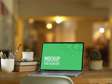 Dizüstü bilgisayarlı, kitaplı, kırtasiyeli ve dekorasyonlu çalışma alanının kırpılmış görüntüleri, kırpma yolu 