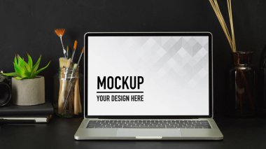 Çalışma alanının laptoplu, malzemeli ve dekorasyonlu görünümünü kapat, kırpma yolunu içerir