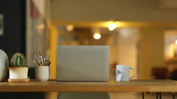 Close Zicht Werkruimte Met Laptop Mok Decoraties Houten Tafel Het — Stockfoto