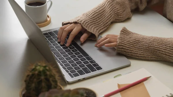 Close Widok Kobiet Ręce Wpisując Klawiaturze Laptopa Stole Roboczym Domu — Zdjęcie stockowe