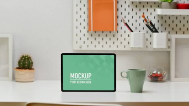 Dijital tablet, kupa, dekorasyon ve kopyalama alanı, kırpma yolu ile çalışma görünümünü kapat