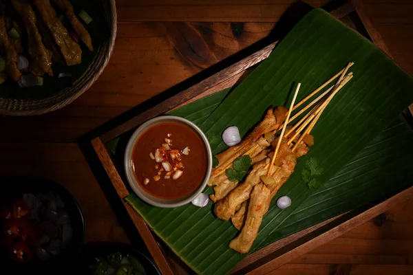 Верхний Вид Жареную Свинину Moo Satay Огурцом Луком Подается Арахисовым — стоковое фото