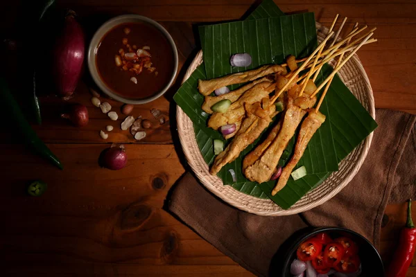 Vista Superior Satay Porco Grelhado Moo Satay Com Pepino Cebola — Fotografia de Stock