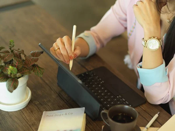 Foto Recortada Freelancer Femenina Trabajando Con Tableta Digital Mesa Madera —  Fotos de Stock