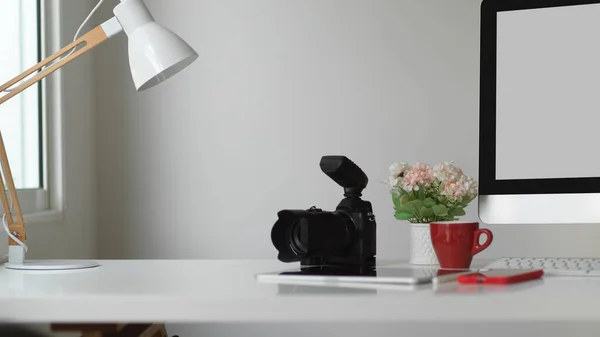 Vista Cercana Del Escritorio Computadora Con Cámara Teléfono Inteligente Florero —  Fotos de Stock