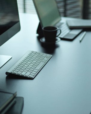 Bilgisayarlı, bilgisayarlı, malzemeli ve kopyalama alanlı ofis masasının yan görünümü 