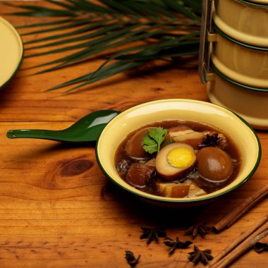 Kahverengi yumurta çorbası (Kai Palo) ve ahşap masa üzerine domuz eti. 