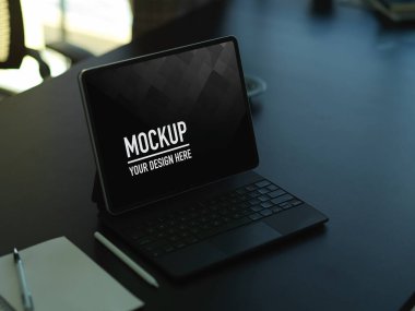 Ofis odasında dijital tablet, kırtasiye ve kopyalama alanı ile çalışabilir görünümü kapat, kırpma yolu