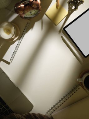 Tablet, malzeme, dekorasyon ve beyaz masa üzerindeki kopyalama alanı ile çalışma alanının üst görünümü 