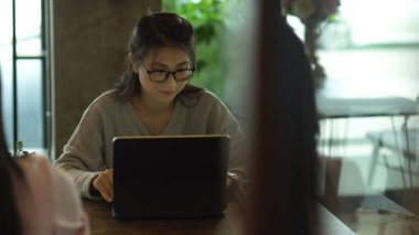 Toplantı odasında dizüstü bilgisayarla çalışan güzel bir kadının portresi.