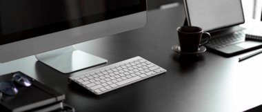 Bilgisayarla, tabletle, ofis malzemeleriyle ve ofis odasındaki fotokopi odasıyla...