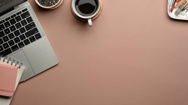 Üst görünüm pembe masa, dizüstü bilgisayar, kırtasiye ve fotokopi odası