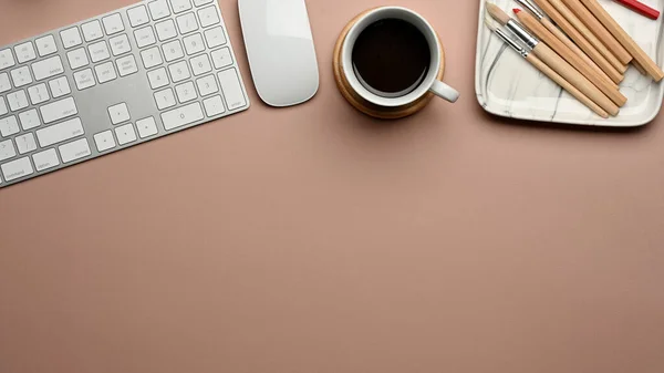 电脑键盘 咖啡杯 用品和粉红桌子上的复制空间的顶视图 — 图库照片