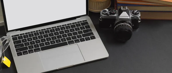 Vista Perto Mesa Trabalho Com Laptop Câmera Livros Espaço Cópia — Fotografia de Stock