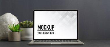 Çalışma alanı görünümünü dizüstü bilgisayar ve ofis odasındaki dekorasyonlarla kapat, kırpma yolunu da içerir